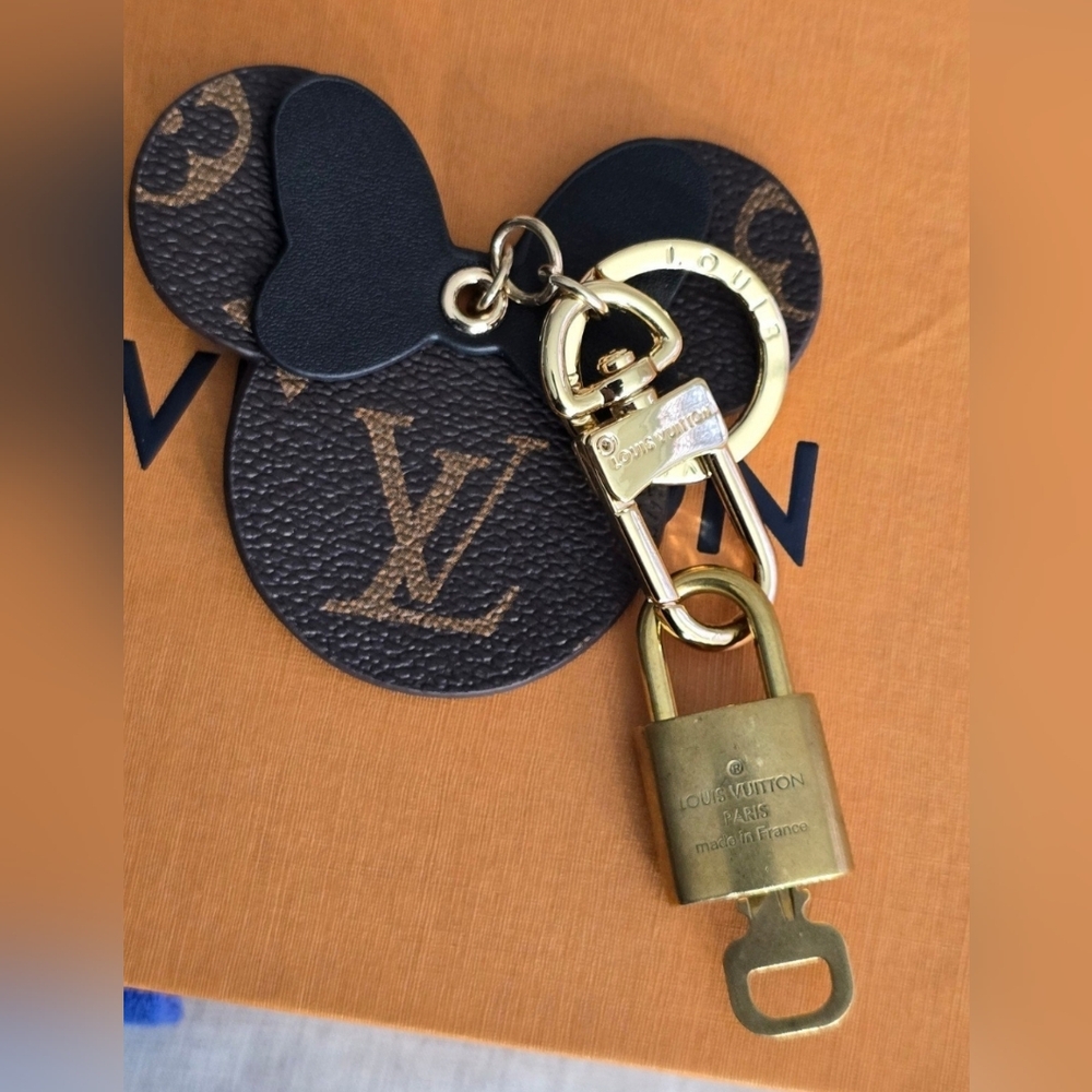 💛Louis Vuitton Gold Lock & Key Set💛 - Picture 2 of 12